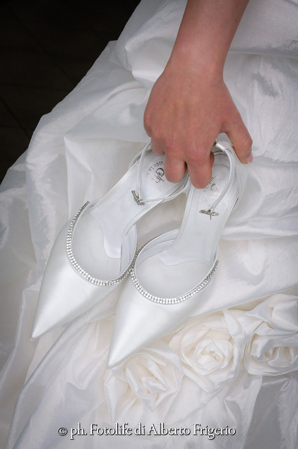 foto elegante dettaglio abito e scarpe della sposa moda fashion como bellagio menaggio lago di como seta trand